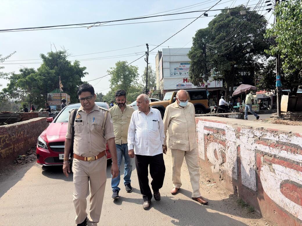 कैंट विधायक अमित अग्रवाल ने रजबन क्षेत्र में संकरे पुल का निरीक्षण किया। स्रोत : स्वयं।