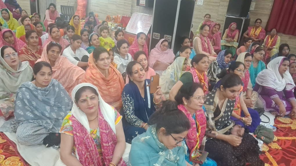 कथा सुनाते चैतन्य मृदुल। आयोजक