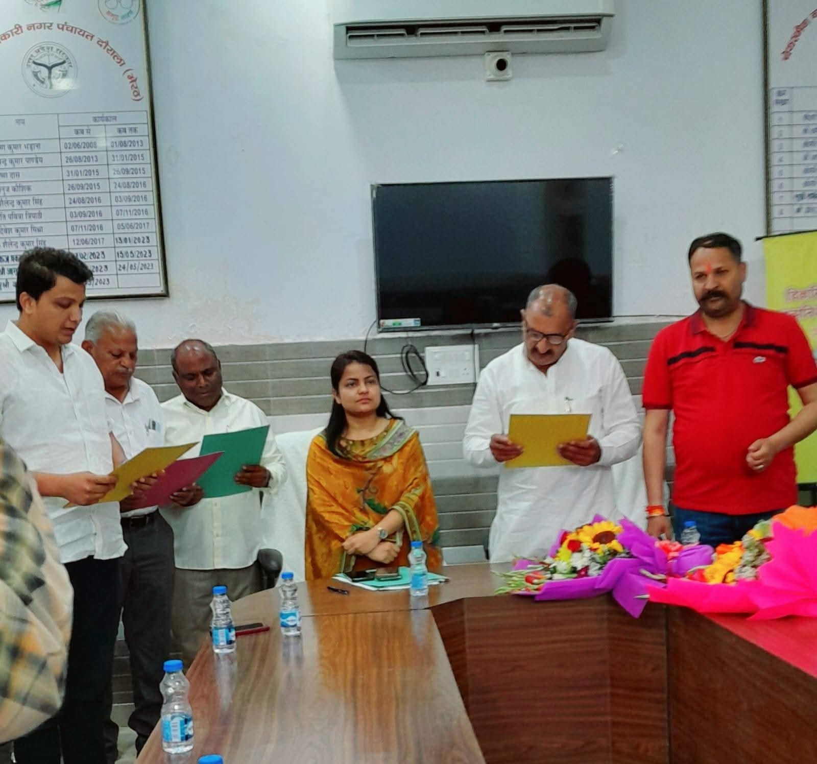 किठौर म  शासन से नामित सदस्यों को शपथ ग्रहण करती अध्यक्ष नवीद सलमान