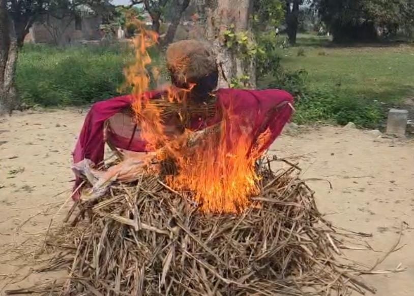 कड़ियार गांव में अन्नपूर्णा भवन निर्माण कही और करवाने से नाराज लोगों ने ग्राम प्रधान व सचिव का 