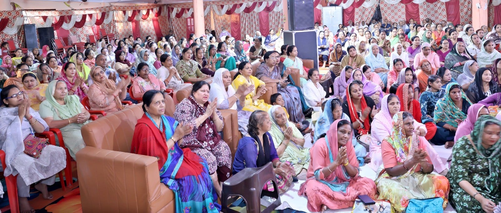 लाडवा। बाबा बंसीवाला वृद्धाश्रम में कथा श्रवण करते श्रद्धालु। संवाद