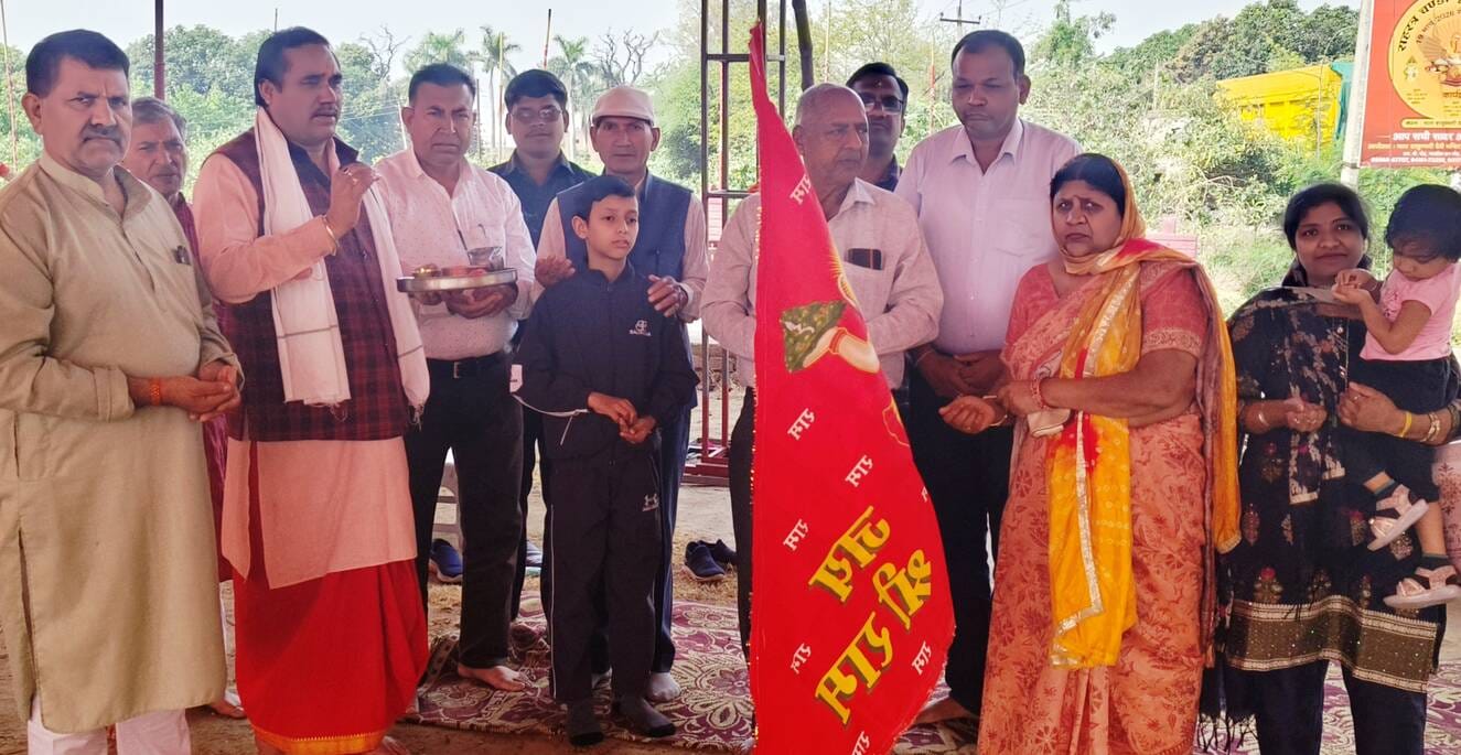 लाडवा। माता शाकुंभरी देवी मंदिर में झंडा पूजन करते समिति सदस्य। संवाद लाडवा। माता शाकुंभरी देवी मंदिर में झंडा पूजन करते समिति सदस्य। संवाद