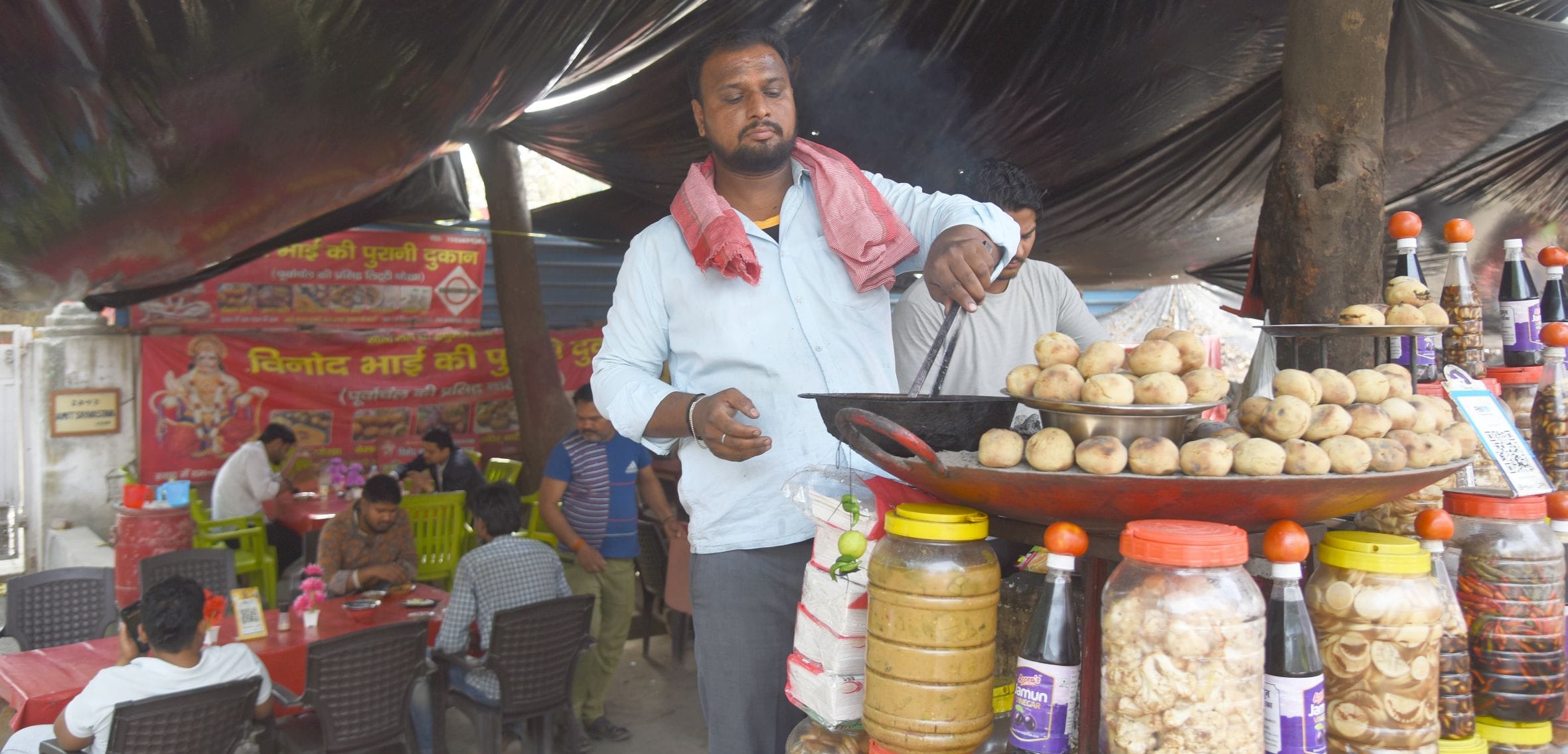 लखनऊ में बढ़ी बाटी-चोखे की बिक्री। लखनऊ में बढ़ी बाटी-चोखे की बिक्री।