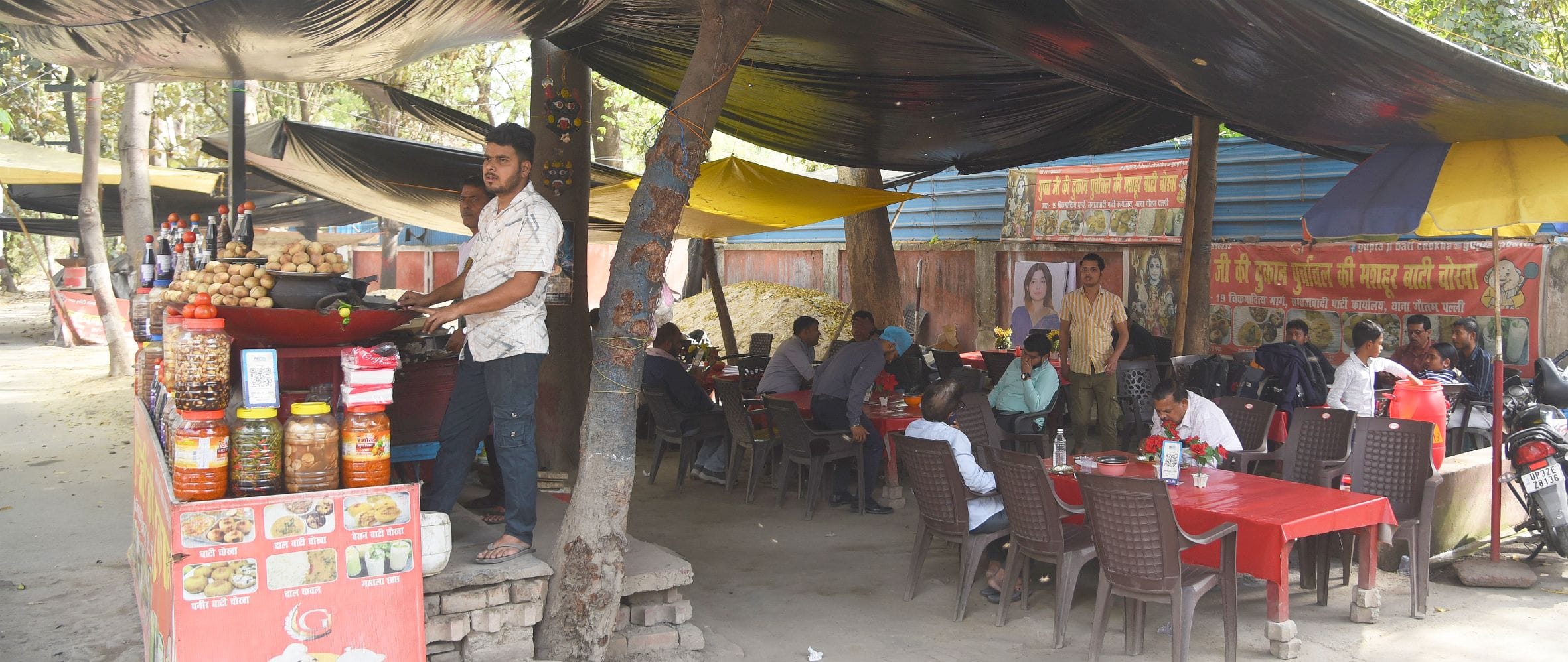 लखनऊ में बढ़ी बाटी-चोखे की बिक्री। लखनऊ में बढ़ी बाटी-चोखे की बिक्री।