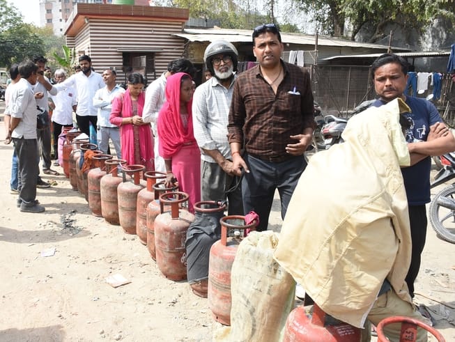 लखनऊ में गैस संकट। लखनऊ में गैस संकट।