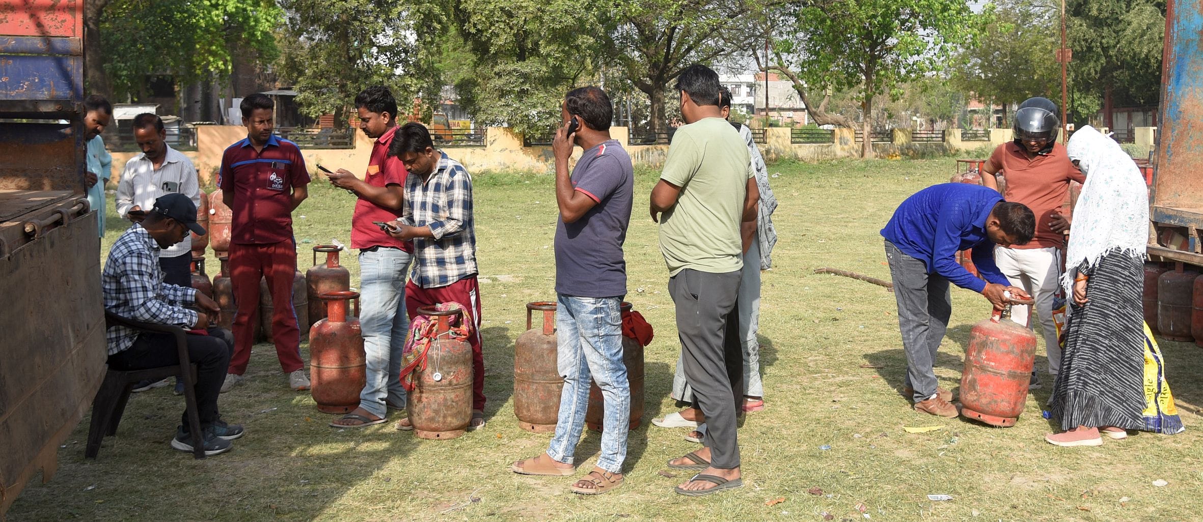 लखनऊ में गैस संकट। लखनऊ में गैस संकट।