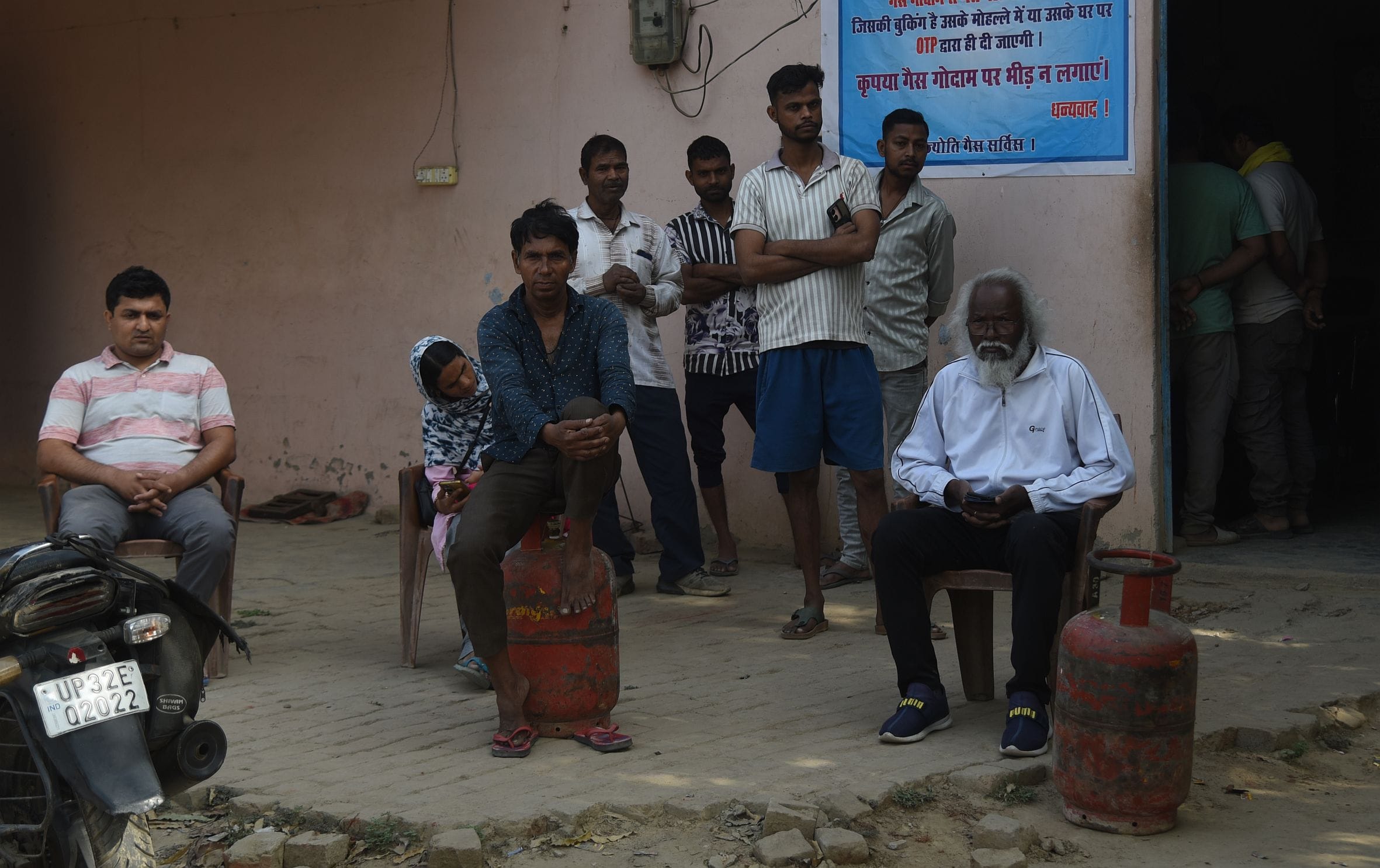 लखनऊ में गैस संकट। लखनऊ में गैस संकट।