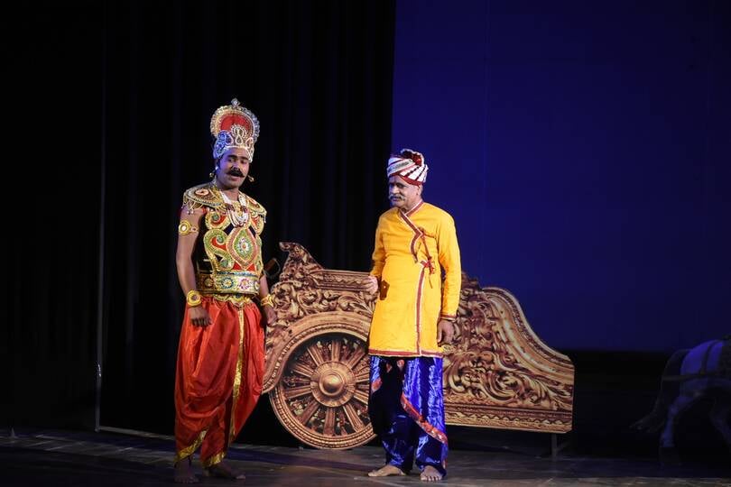 मंच पर महाभारत के युद्ध में उतरी कर्ण की कहानी