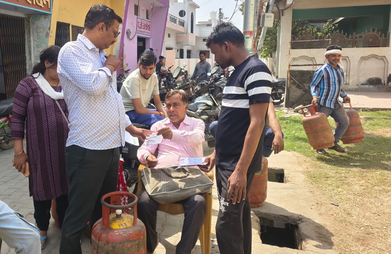 महाराज नगर स्थित गैस एजेंसी पर लगी लोगों की लंबी लाइन। संवाद