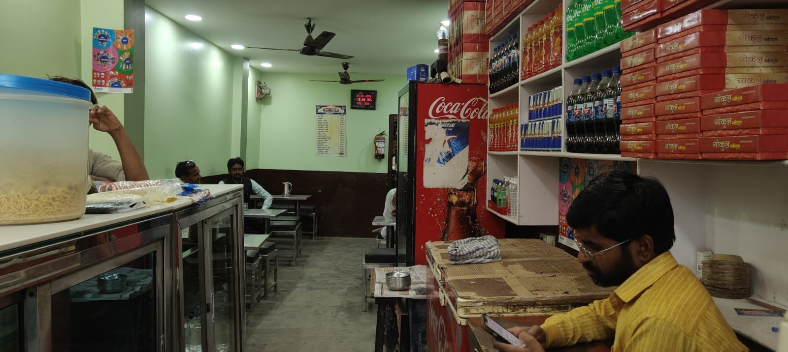 मेंहदावल में गैस के लिए जुटी भीड़। संवाद