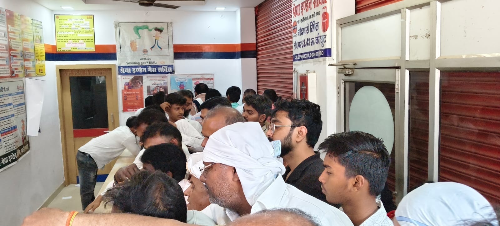 मेंहदावल में गैस के लिए जुटी भीड़। संवाद