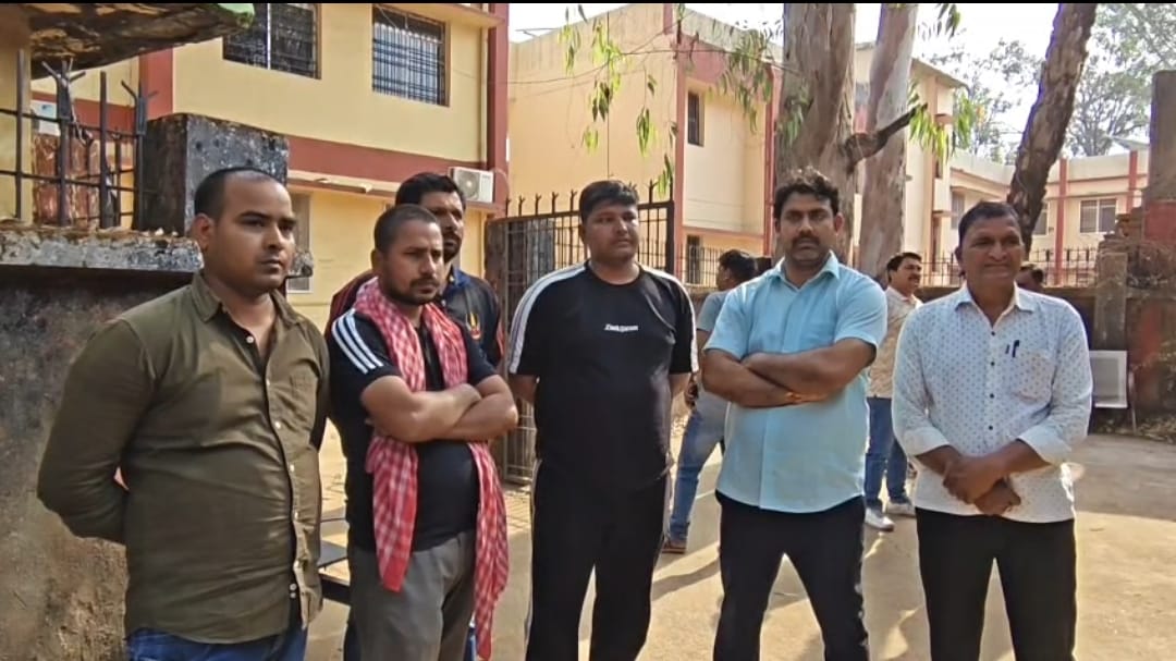 मृतक जवान का फाइल फोटो,परिजन,पुलिस थाना