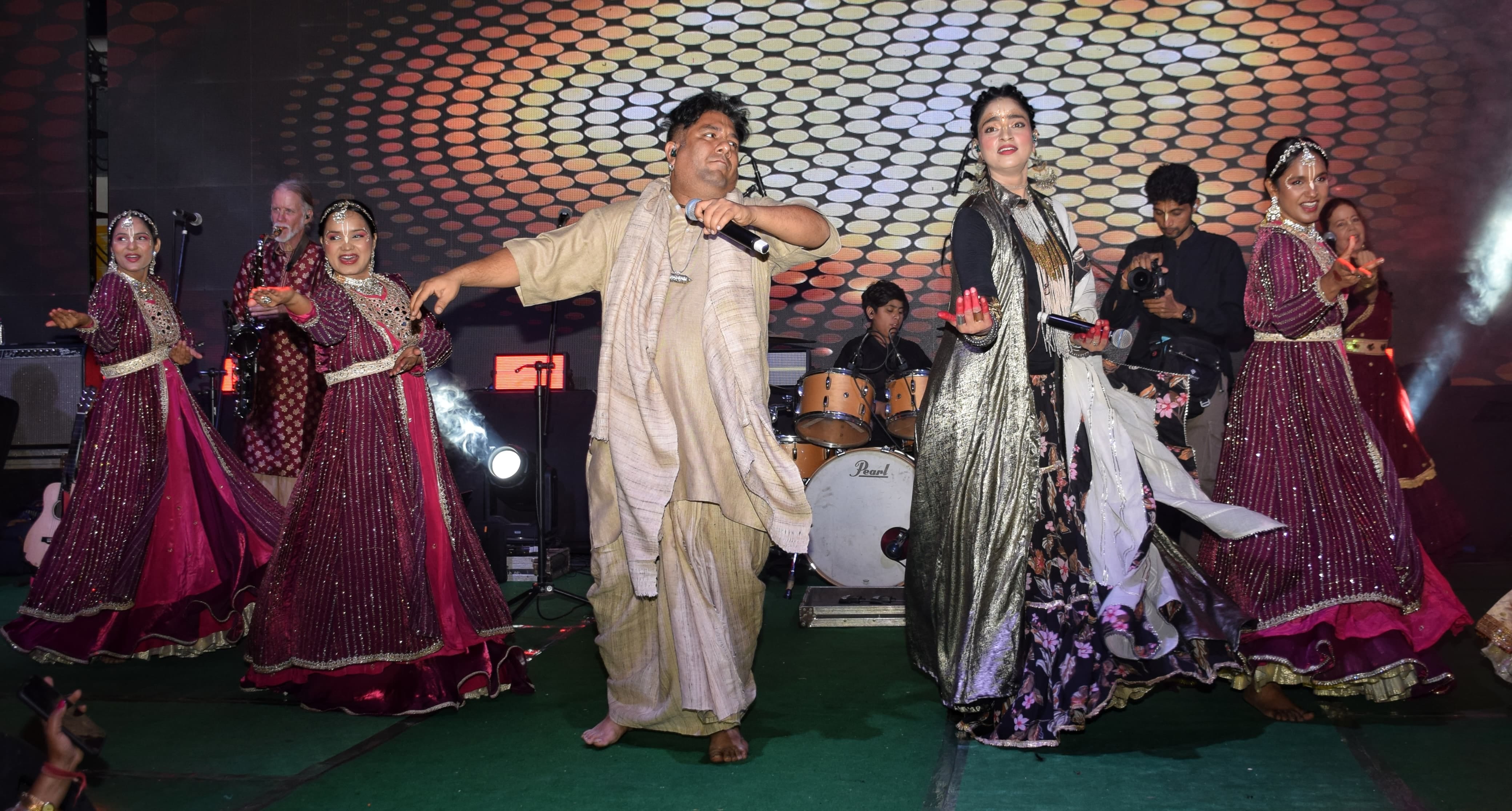 नव वर्ष मेले में आयोजित भजन संध्या में फूलों की होली खेलते लोग। 