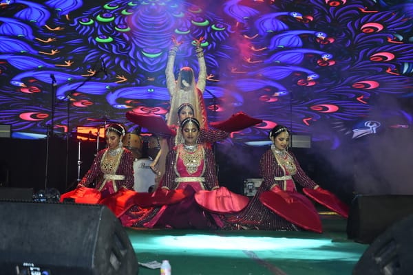 नव वर्ष मेले में आयोजित भजन संध्या में फूलों की होली खेलते लोग। 