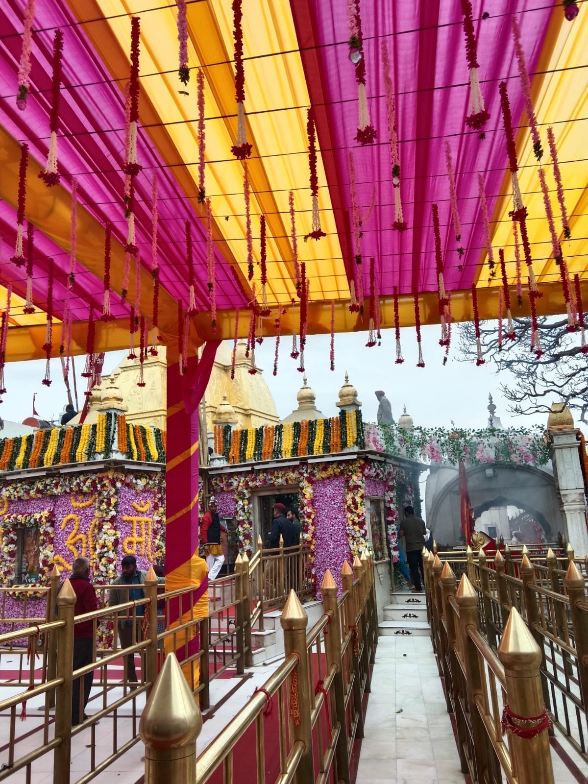 नवरात्रों के लिए सजा माता नयना का दरबार। संवाद