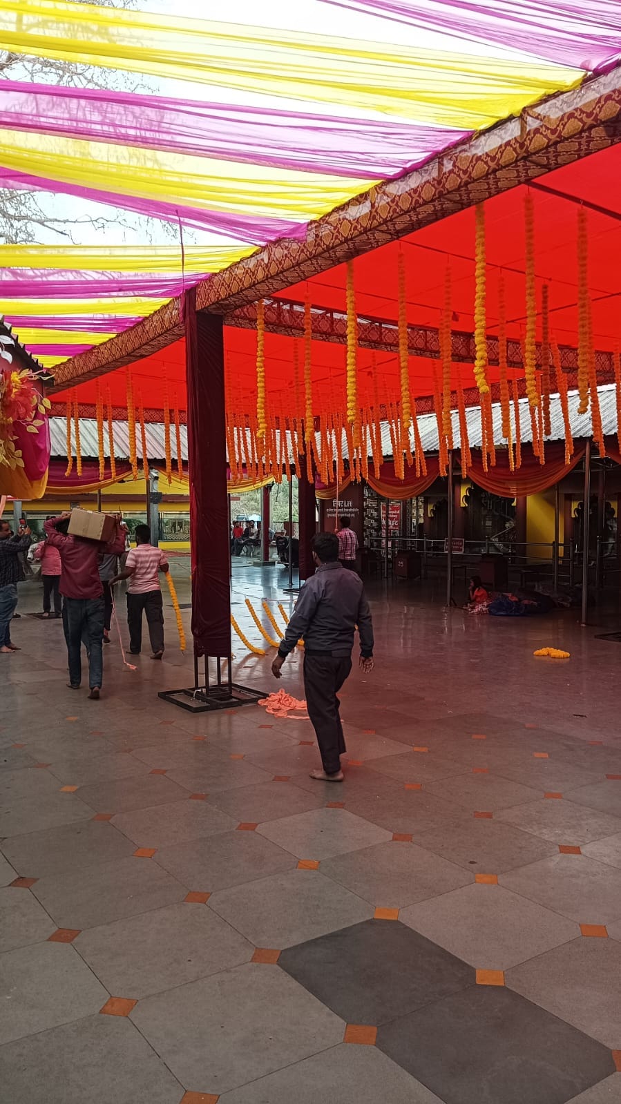 नवरात्र को लेकर सजाया गया महामाया माता बालासुन्दरी मंदिर त्रिलोकपुर। संवाद