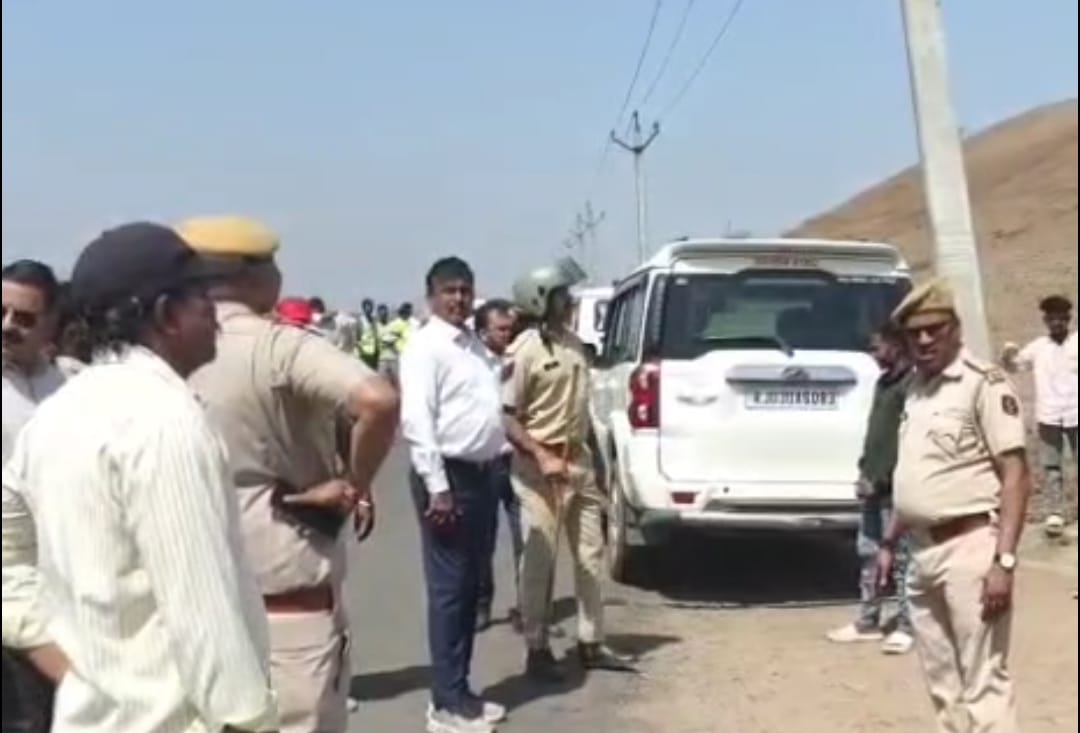 पहाड़ी पर चढ़कर पथराव करते उपद्रवी।