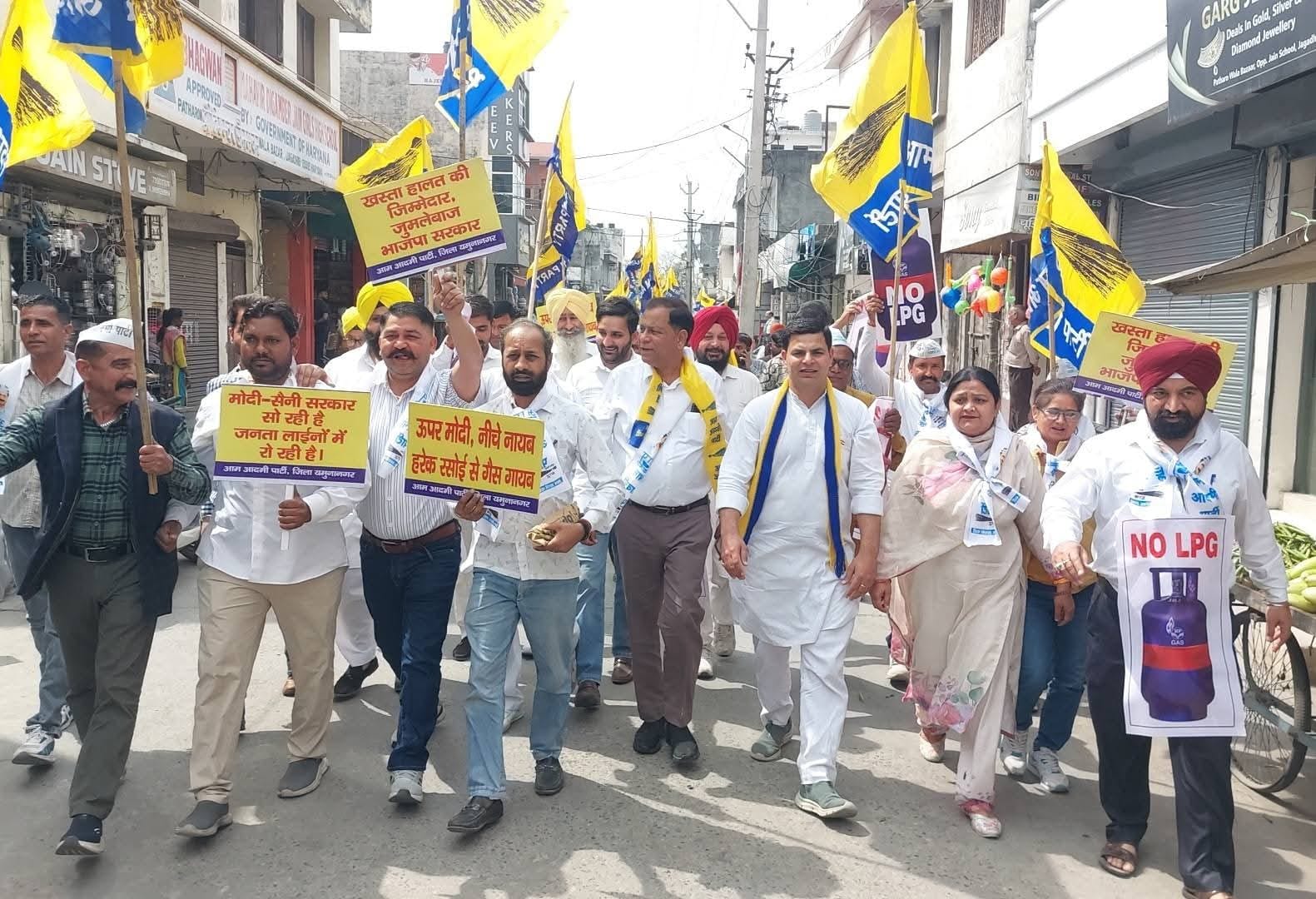  प्रदर्शन के दौरान कार्यकर्ताओं को संबोधित करते आप नेता आदर्श पाल। संवाद