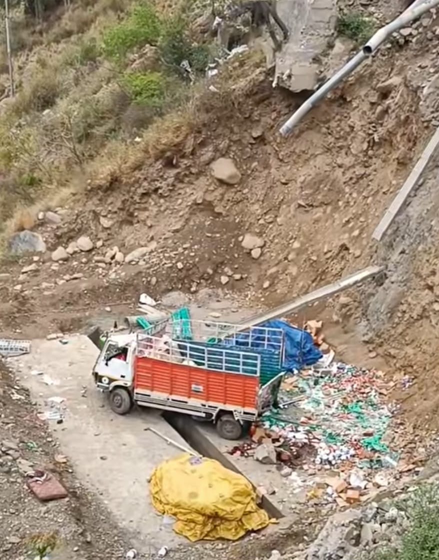 रामपुर के मच्छाडा खड्ड के समीप दुर्घटनाग्रस्त हुआ ट्रक। संवाद रामपुर के मच्छाडा खड्ड के समीप दुर्घटनाग्रस्त हुआ ट्रक। संवाद