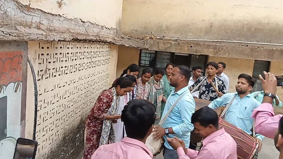 सरहुल की तैयारी में विभाग के छात्र छात्राएं