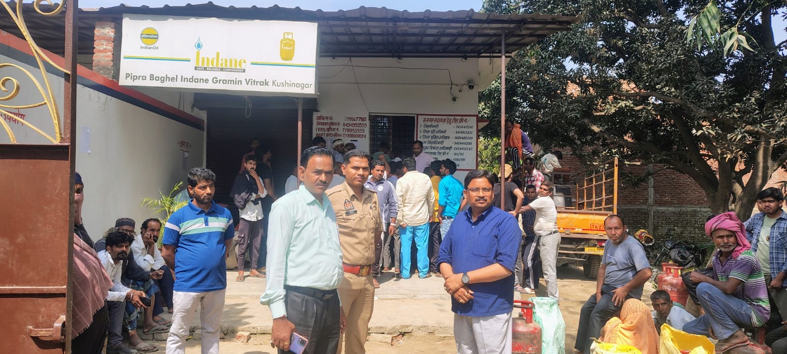 सेवरही में गैस लेने के लिए लगी भीड़।स्रोत-सोशल मीडिया