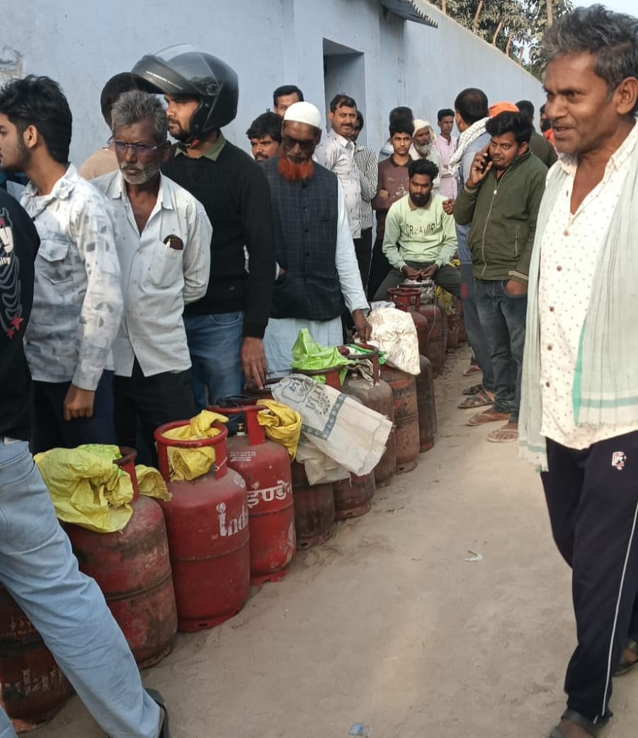 सेवरही में गैस लेने के लिए लगी भीड़।स्रोत-सोशल मीडिया