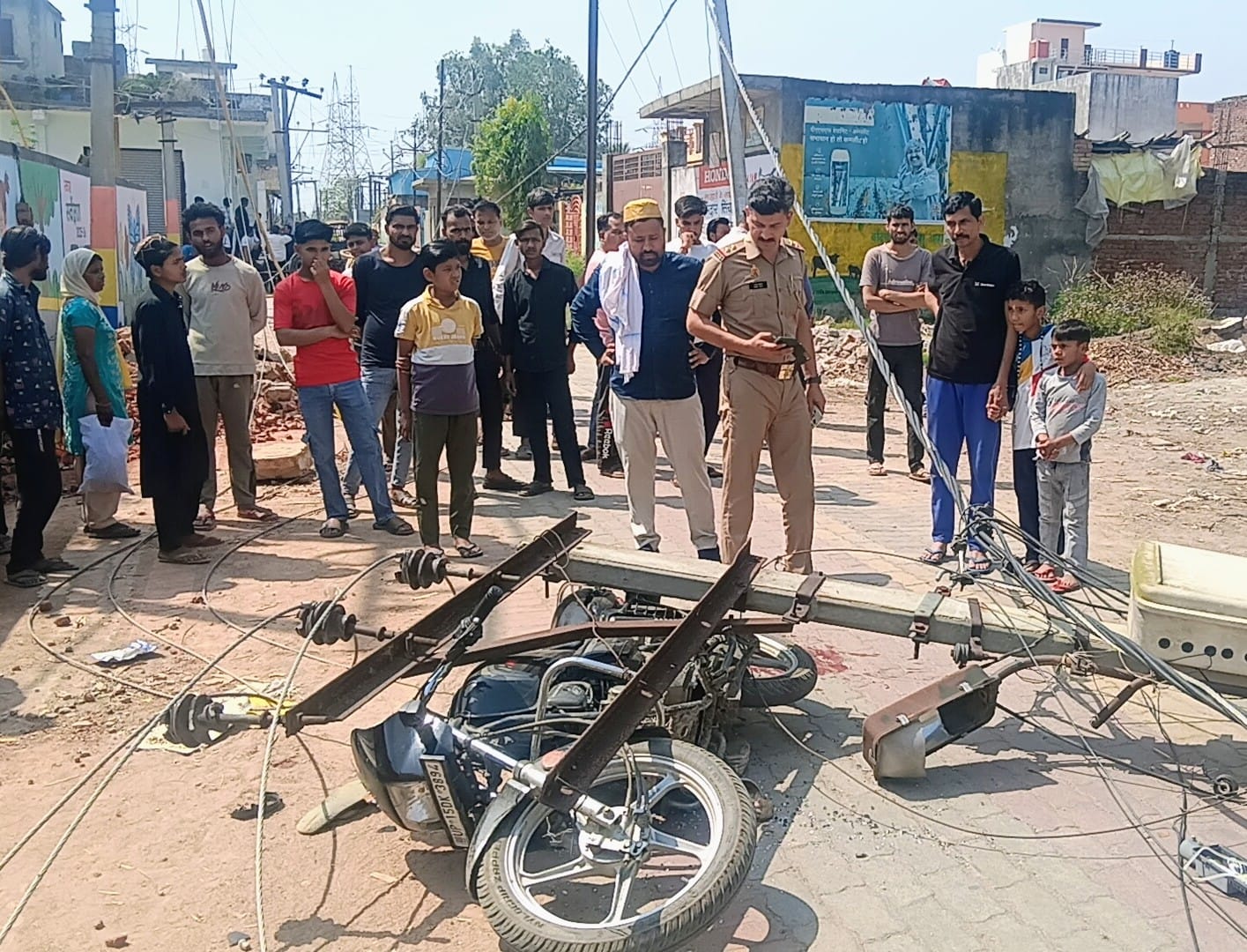 ट्रक की चपेट में आने टूटकर गिरे खंभे के नीचे आकर घायल हुआ बाइक सवार जंधेडी निवासी सरगम। (मवाना) ट्रक की चपेट में आने टूटकर गिरे खंभे के नीचे आकर घायल हुआ बाइक सवार जंधेडी निवासी सरगम। (मवाना)