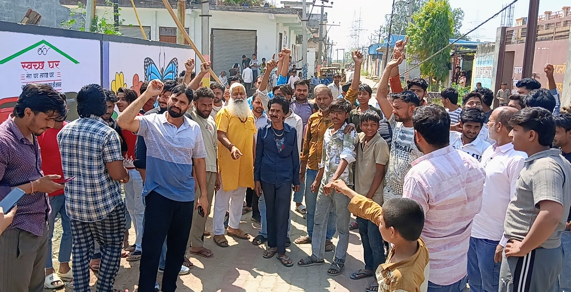 ट्रक की चपेट में आने टूटकर गिरे खंभे के नीचे आकर घायल हुआ बाइक सवार जंधेडी निवासी सरगम। (मवाना) ट्रक की चपेट में आने टूटकर गिरे खंभे के नीचे आकर घायल हुआ बाइक सवार जंधेडी निवासी सरगम। (मवाना)
