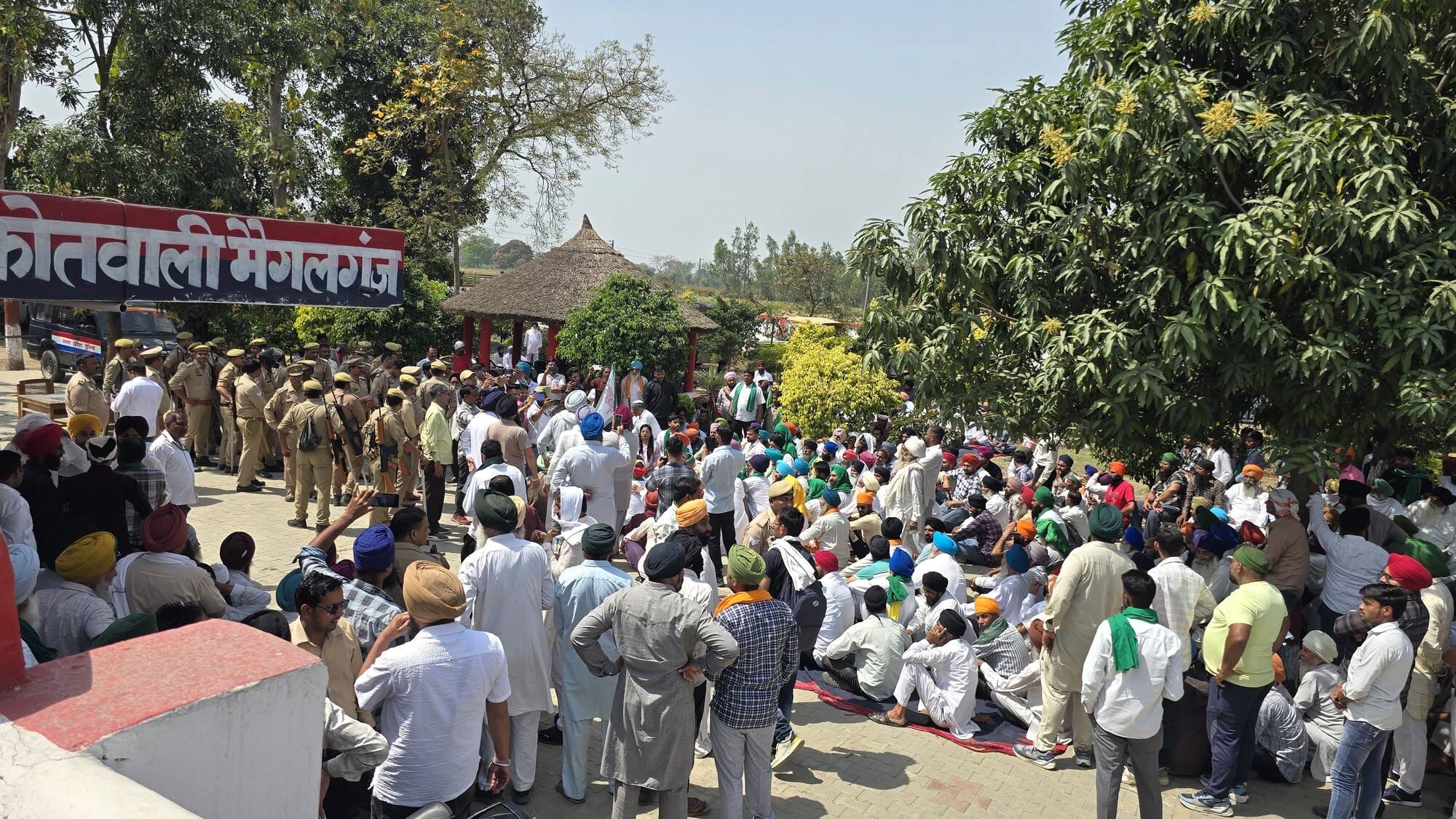 धरना स्थल पर लंगर छकते सिख समाज के लोग। संवाद