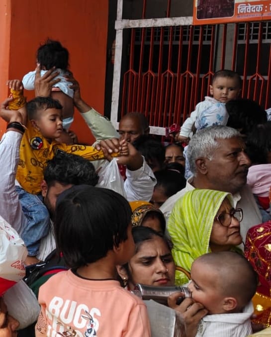 19-रोहतक के माता दरवाजा स्थित शीतला माता मंदिर में चैत्र नवरात्र पर पूजा अर्चना के लिए लाइन मे