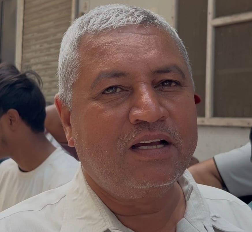 25-शहर के सर्कुलर रोड स्थित गैस एजेंसी के बाहर पुलिस की मौजूदगी में पर्ची के लिए कतारबद्ध उपभो 25-शहर के सर्कुलर रोड स्थित गैस एजेंसी के बाहर पुलिस की मौजूदगी में पर्ची के लिए कतारबद्ध उपभो