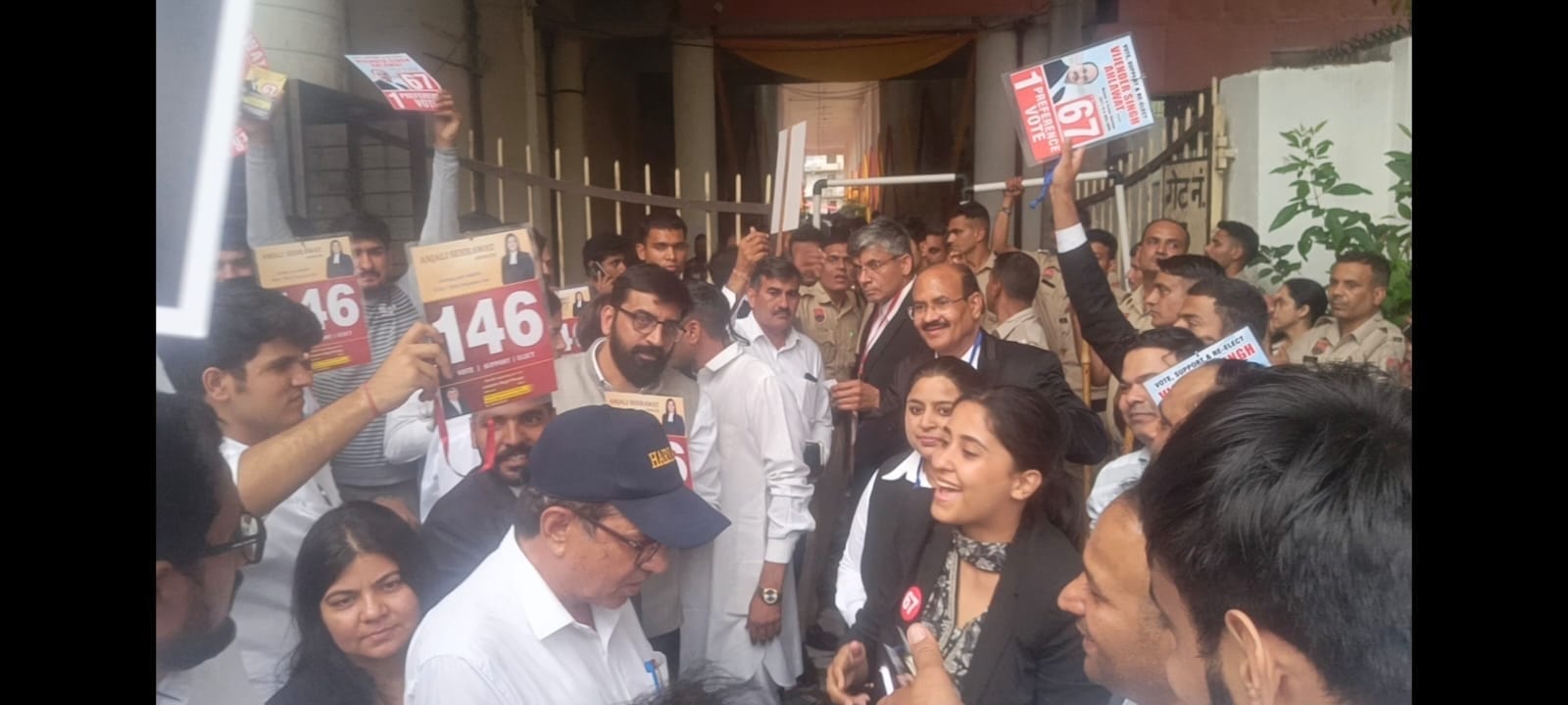 32- बार काउंसिल के चुनाव में मतदान के दौरान शाम पांच बजे गेट बंद करती पुलिस। संवाद
