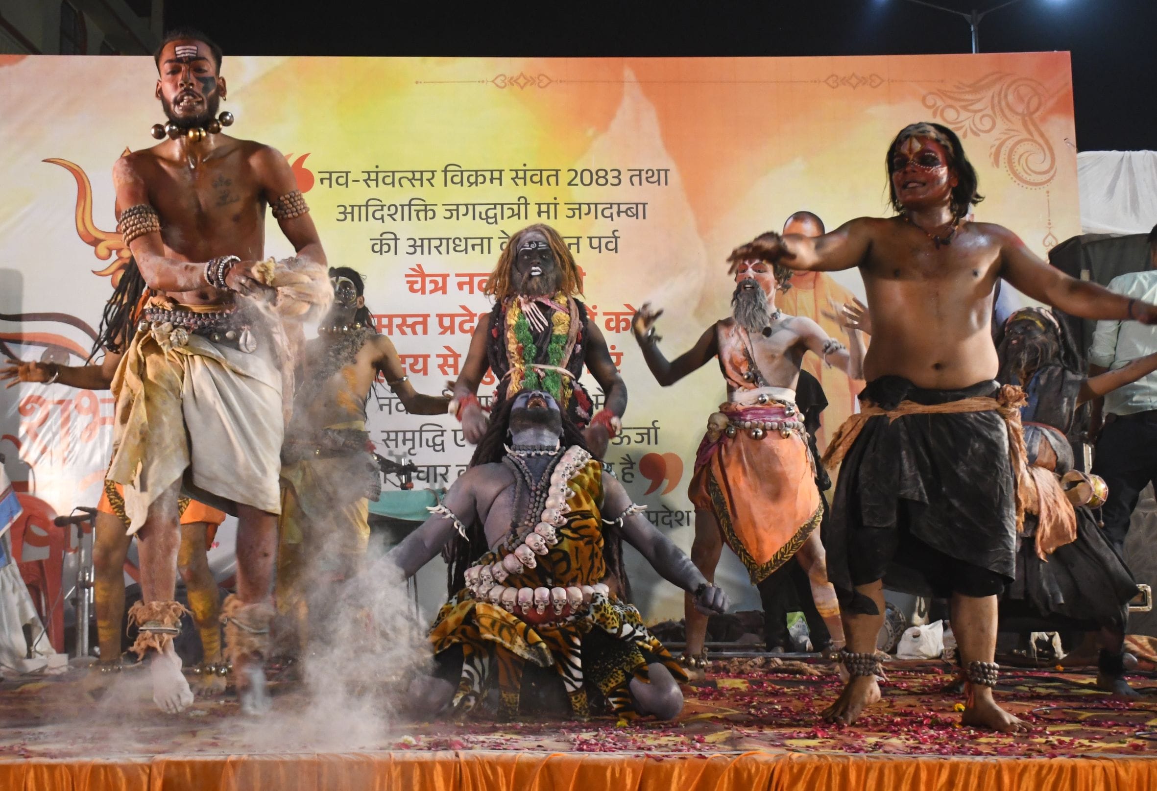आनंदी माता मंदिर परिसर में दीपोत्सव के दौरान झांकी सजी।