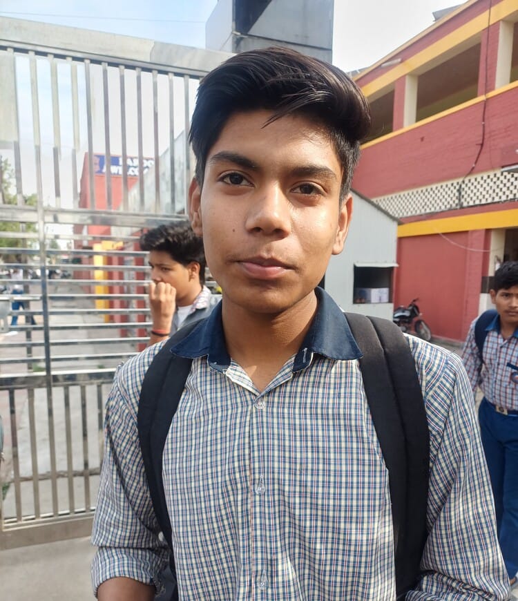 अंबाला छावनी में पंजाबी की परीक्षा देकर बाहर आते विद्यार्थी। संवाद