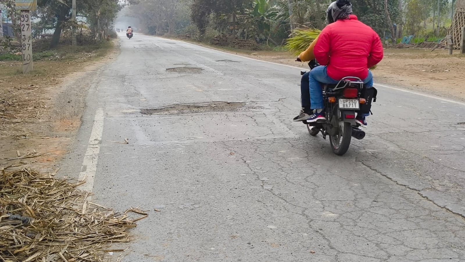 बहेड़ी।पुल और सड़क की मांग को लेकर प्रदर्शन करते ग्रामीण।