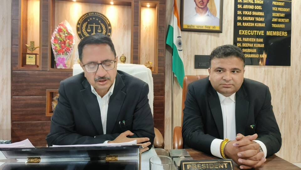 बार एसोसिएशन के पूर्व अध्यक्ष अधिवक्ता रोहित जैन मतदाताओं को वोट डालने की जानकारी देते हुए। संव