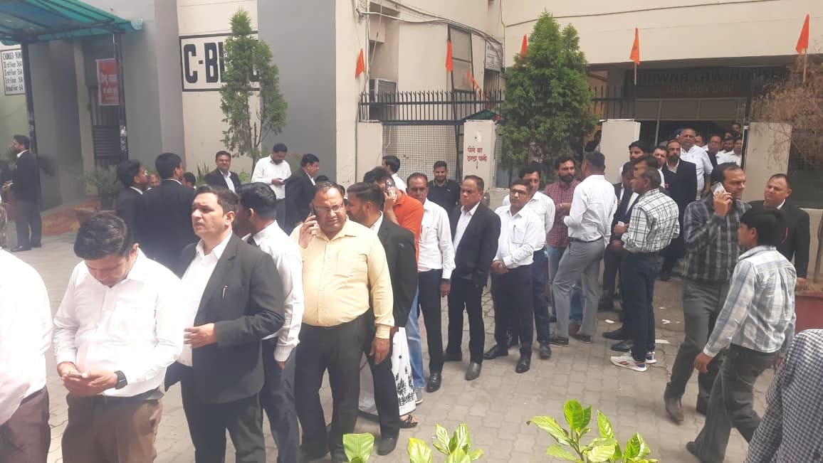 बार काउंसिल के चुनाव में वोट करने के लिए लगी अधिवक्ताओं की लाइन। संवाद