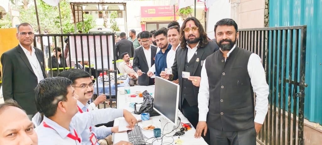 बार काउंसलिंग ऑफ़ पंजाब हरियाणा के लिए वोटिंग करने वालों की लगी भीड़ एवं वोट डालती महिला एडवोके बार काउंसलिंग ऑफ़ पंजाब हरियाणा के लिए वोटिंग करने वालों की लगी भीड़ एवं वोट डालती महिला एडवोके