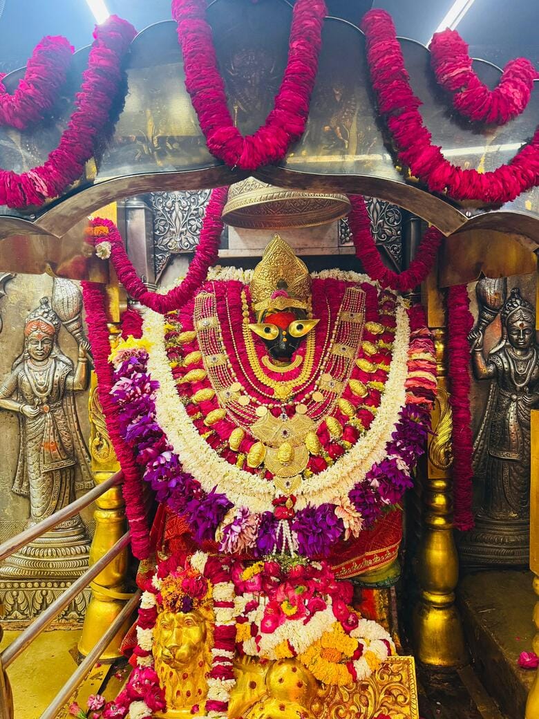 चैत्र नवरात्र की पूर्व संध्या पर रंग बिरंगी रोशनी से जगमग हो रहा मां विंध्यवासिनी दरबार।- संवाद