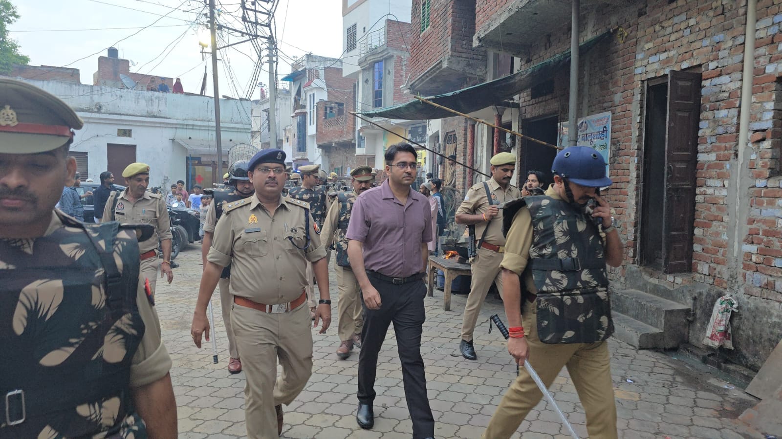 एसडीएम उदित नारायण सेंगर, सीओ आशुतोष कुमार और प्रभारी निरीक्षक दिनेश प्रताप सिंह ने भारी पुलिस 