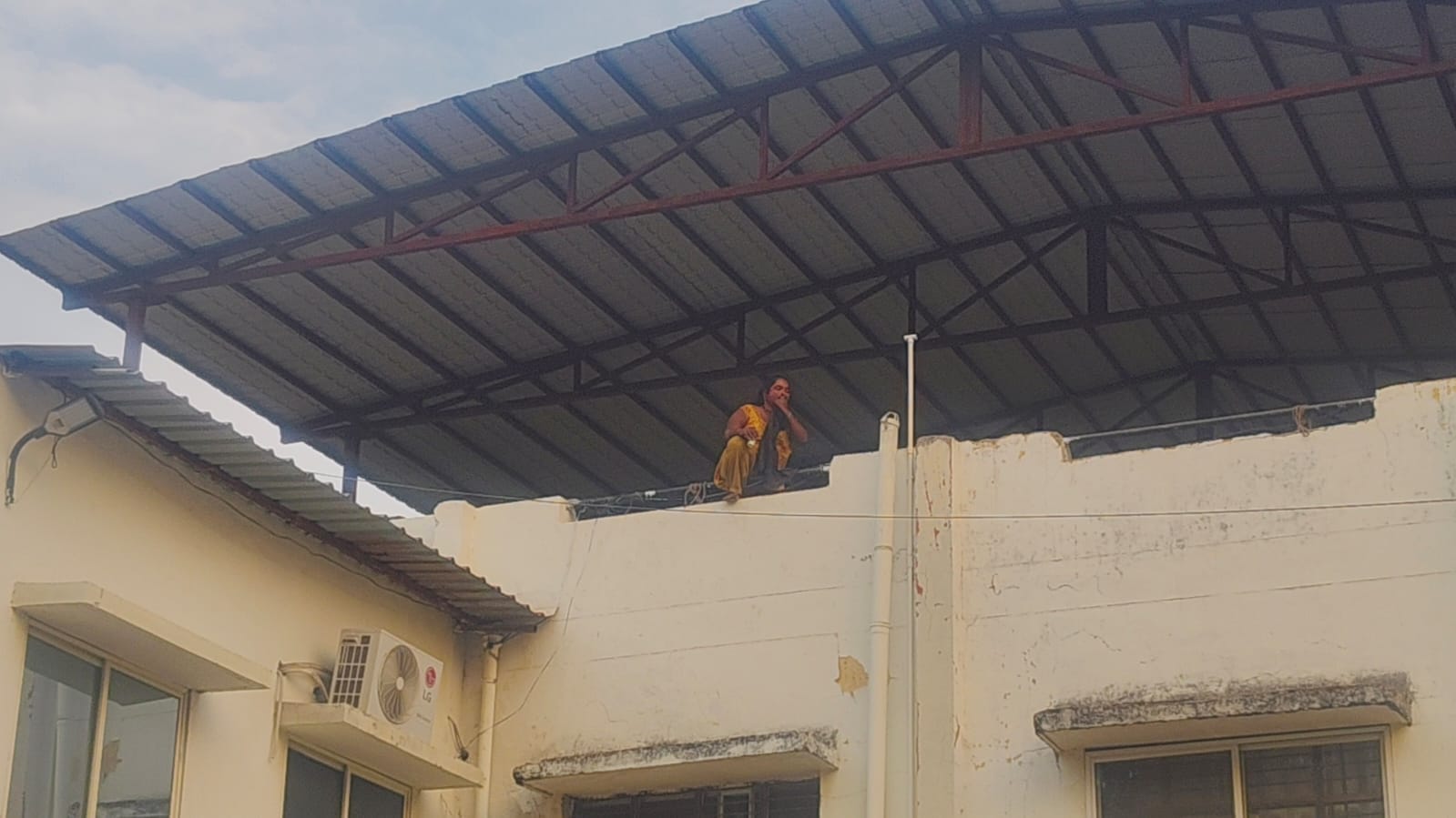 बैतूल में एसपी कार्यालय में हंगामा—महिला छत पर चढ़ी, संदिग्ध पदार्थ सेवन के बाद बिगड़ी हालत