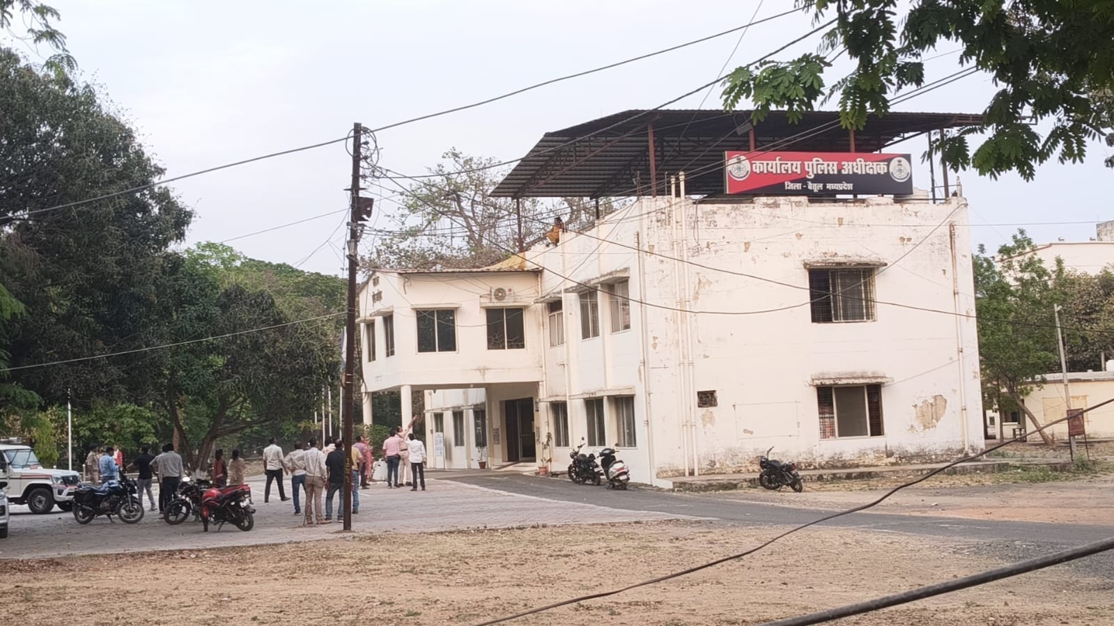 बैतूल में एसपी कार्यालय में हंगामा—महिला छत पर चढ़ी, संदिग्ध पदार्थ सेवन के बाद बिगड़ी हालत