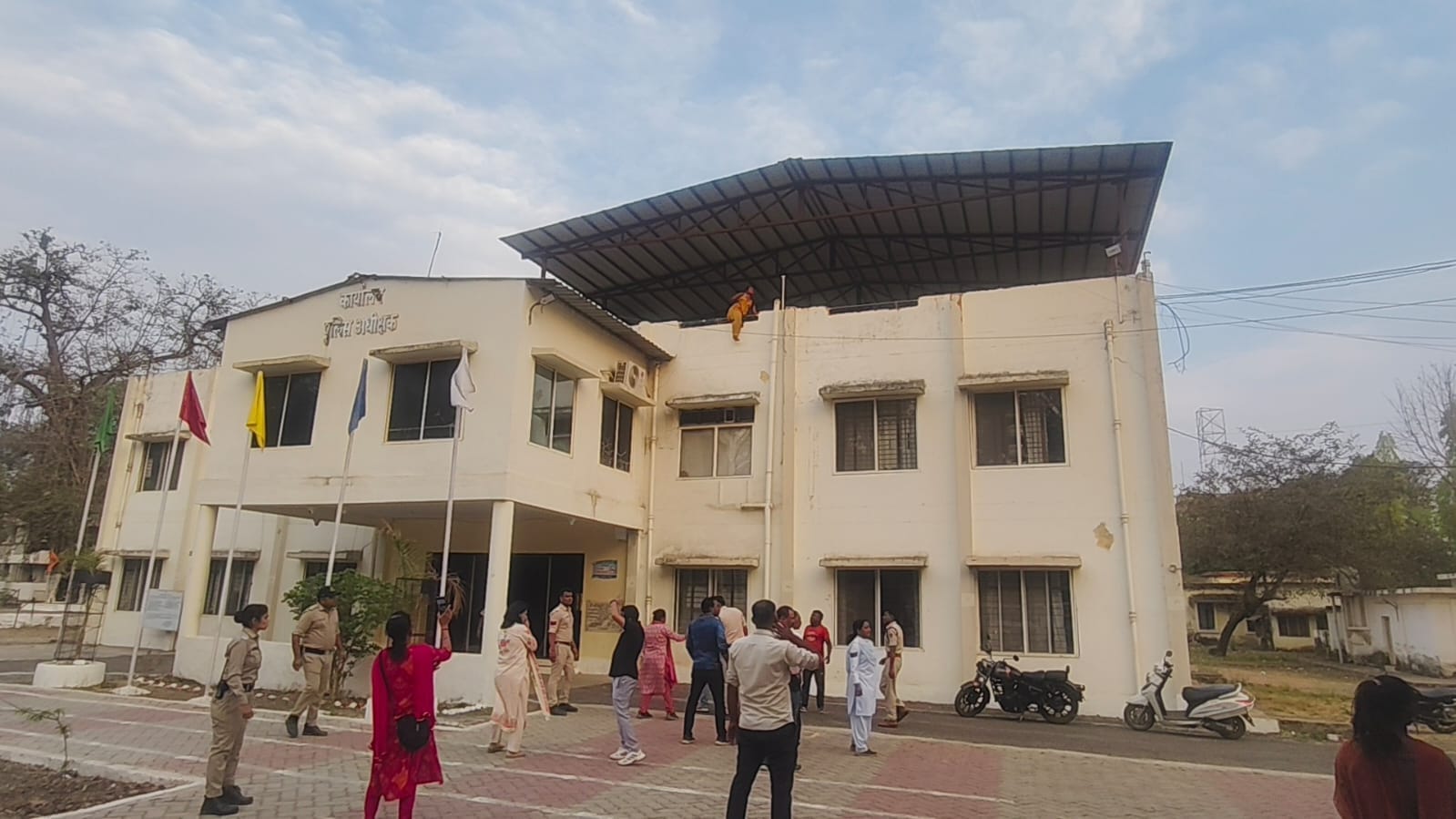 बैतूल में एसपी कार्यालय में हंगामा—महिला छत पर चढ़ी, संदिग्ध पदार्थ सेवन के बाद बिगड़ी हालत