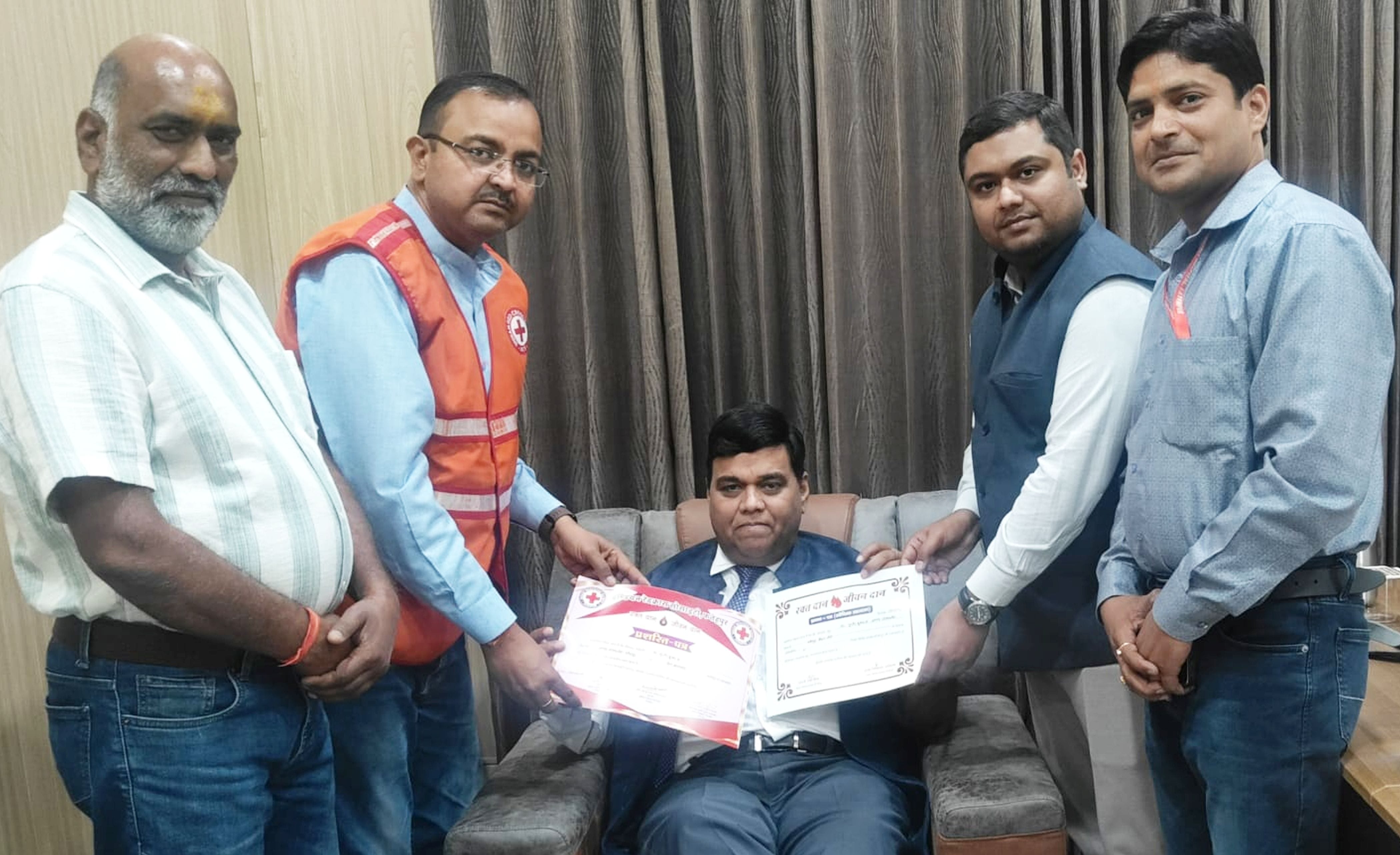 फोटो-01-जनपद न्यायाधीश सुधीर कुमार को प्रमाण पत्र दिकर सम्मानित करते डॉ़ अनुराग श्रीवास्तव। स्र