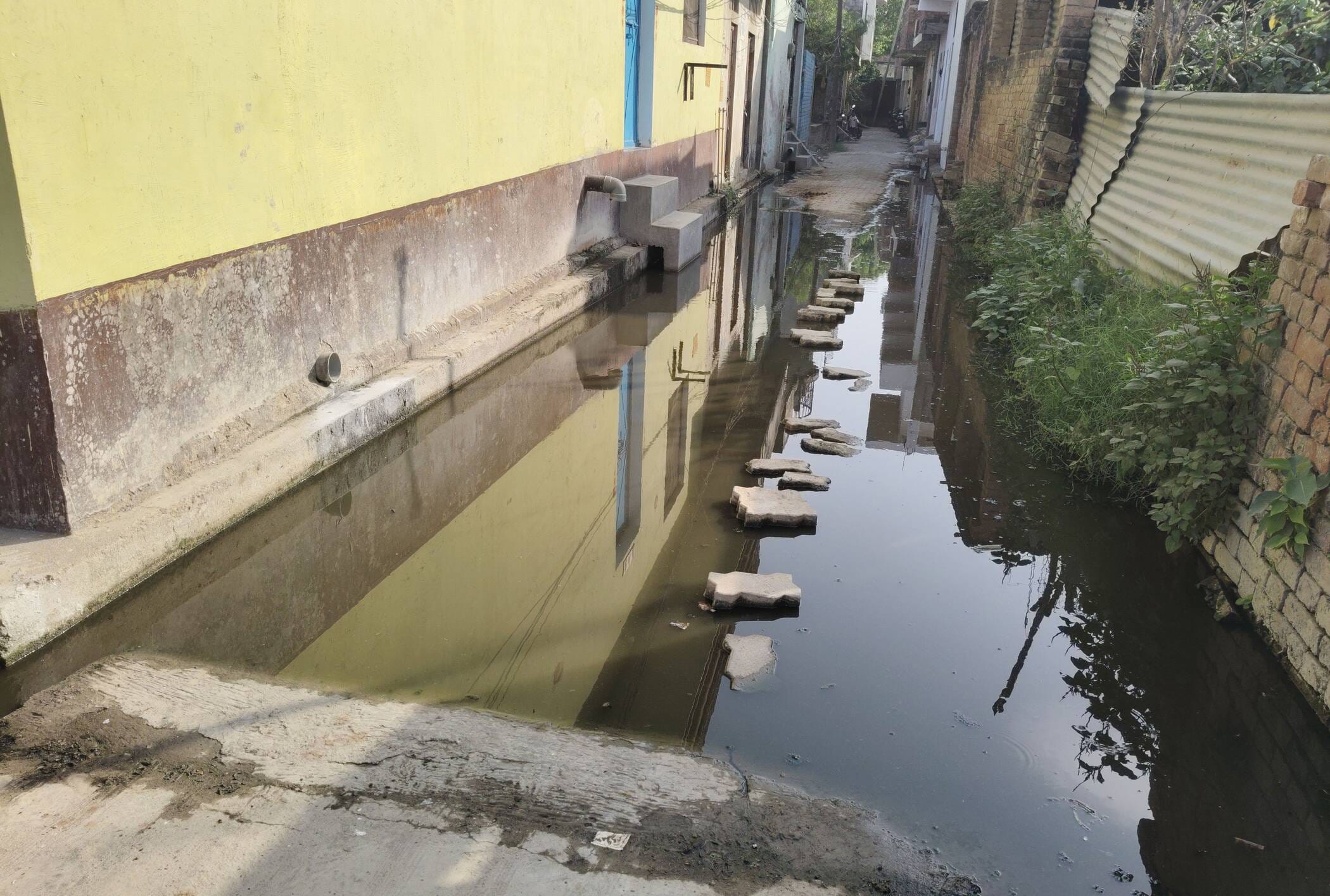 फोटो-14-नई बस्ती मोहल्ले की गली में भरा गंदा पानी। संवाद