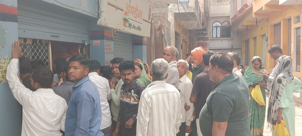 फोटो 17 भोगांव में गैस एजेंसी पर लटकता ताला और सिलिंडर रख कर धूप से बचाव के लिए पेड़ के नीचे खड