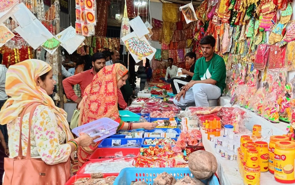 फोटो-18-बड़े चौराहे पर दुकान में मां दुर्गा की मूर्ति देखती महिला। संवाद