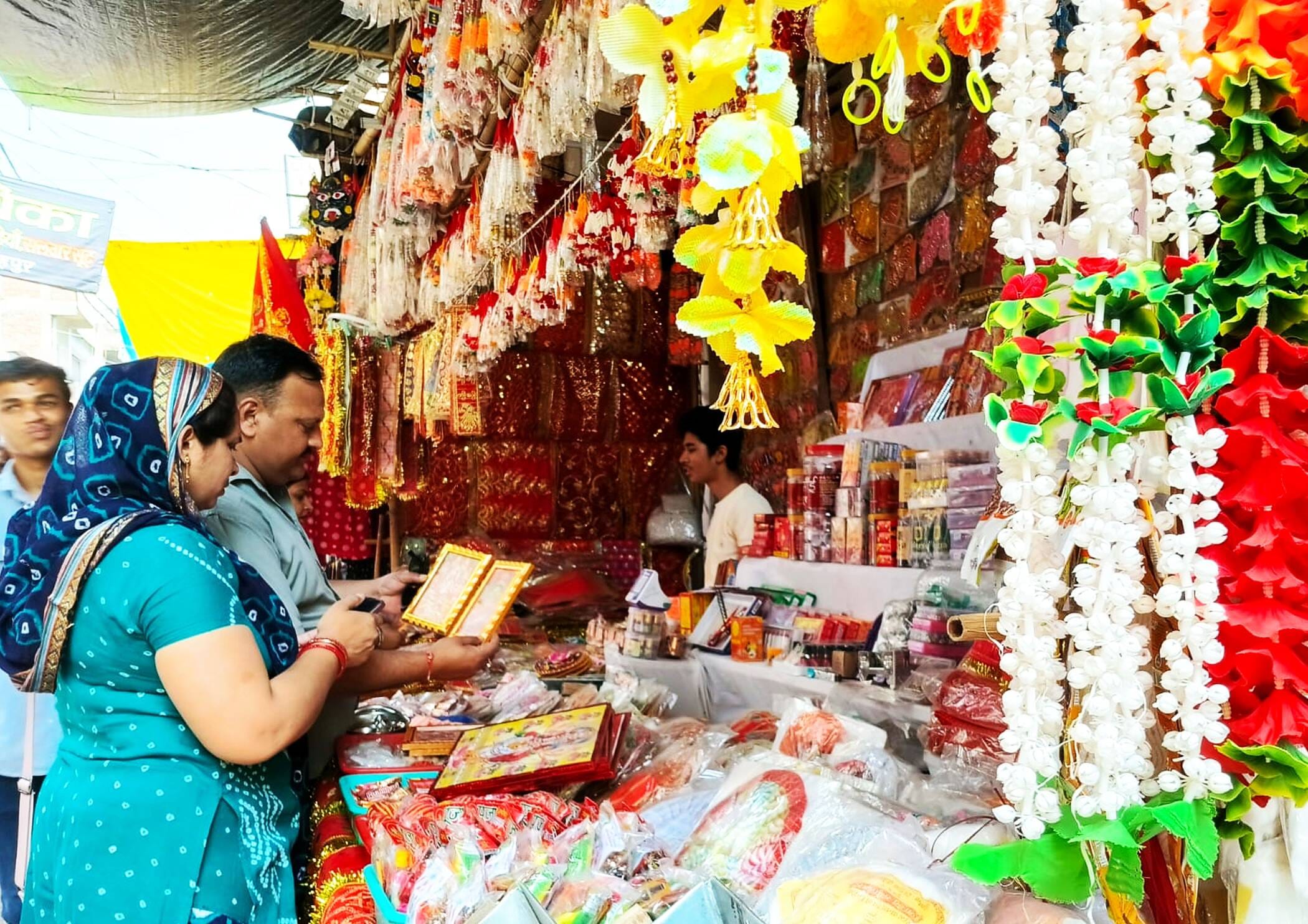 फोटो-19-कालिका जी मंदिर में स्थापित मूर्तियों का श्रृगार करती युवती। संवाद