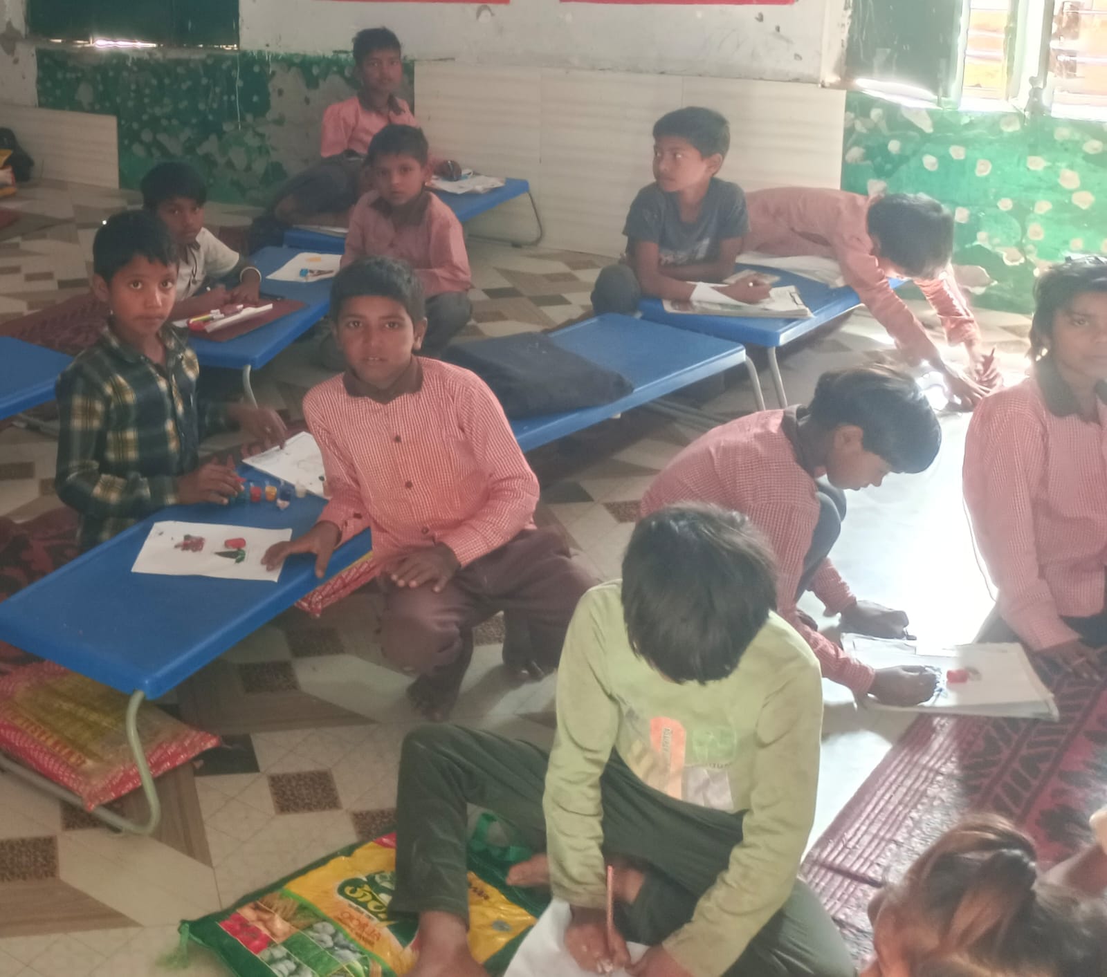 फोटो 20 : मल्लावां के गंगारामपुर प्राथमिक विद्यालय में चटाई पर बैठकर परीक्षा देते छात्र। संवाद फोटो 20 : मल्लावां के गंगारामपुर प्राथमिक विद्यालय में चटाई पर बैठकर परीक्षा देते छात्र। संवाद