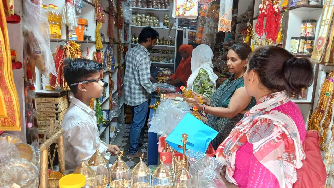 फोटो 21 शीतला देवी मंदिर में तैयारियों को पूरा करता कारीगर। संवाद